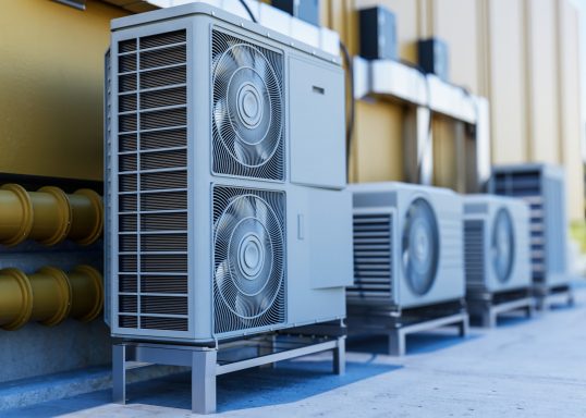 Diverse airconditioners geplaatst tegen een muur.